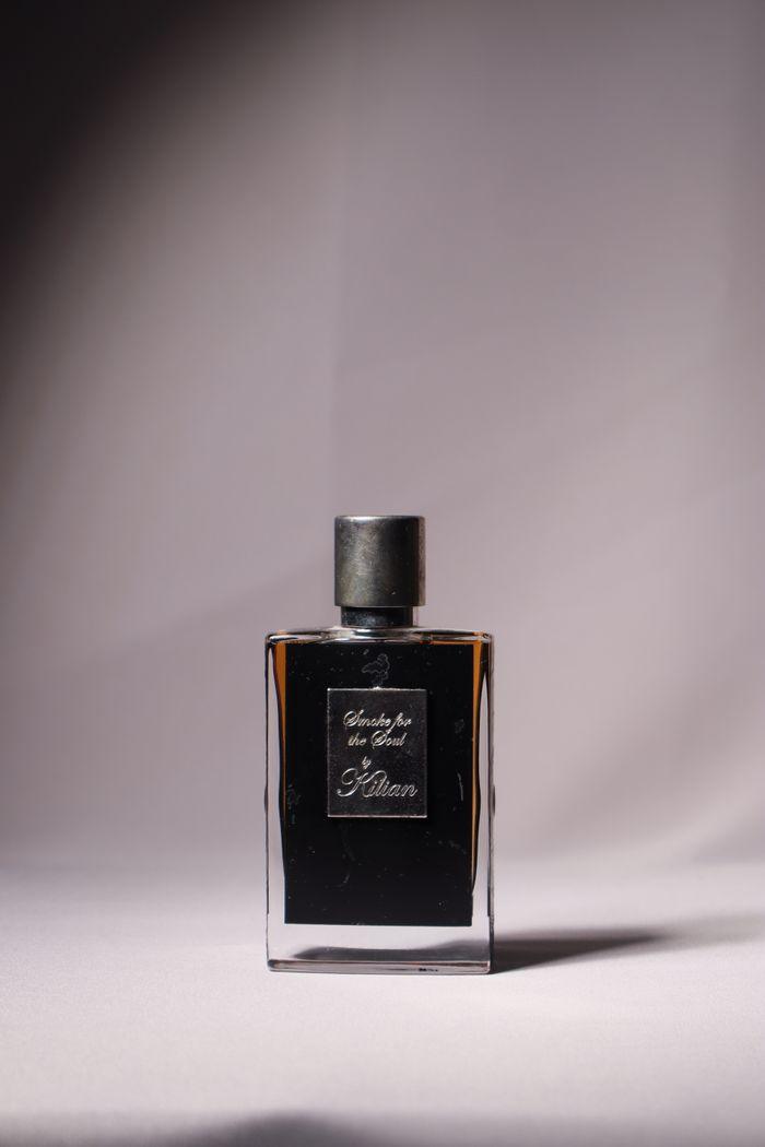 hero-gallery-02 Stylish perfume bottle captured with elegance, showcasing luxury and fragrance appeal.